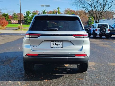 New 2025 Jeep Grand Cherokee Altitude image 32