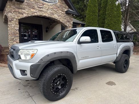 Used 2012 Toyota Tacoma 4x4 Double Cab w/ TRD Sport Pkg image 2