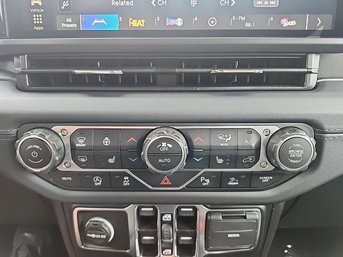 New 2025 Jeep Gladiator Mojave image 37