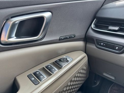 Used 2025 Kia Carnival EX image 36