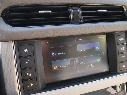 Used 2017 Jaguar XF Prestige image 36