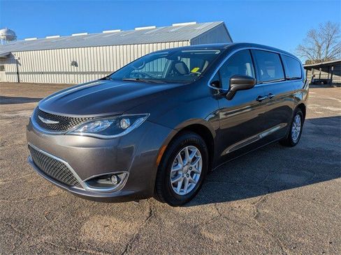 Used 2020 Chrysler Pacifica Touring image 8