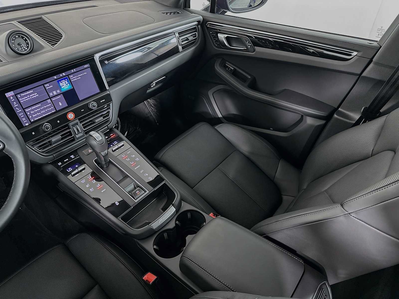 Certified 2026 Porsche Macan AWD/4WD image 25
