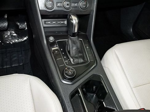 Used 2020 Volkswagen Tiguan SE w/ Panoramic Sunroof Package AWD/4WD image 19