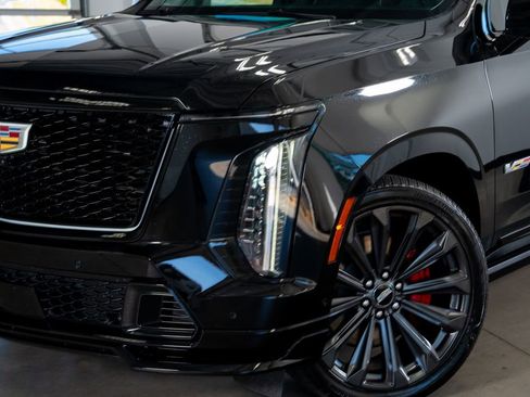 Used 2025 Cadillac Escalade V image 3