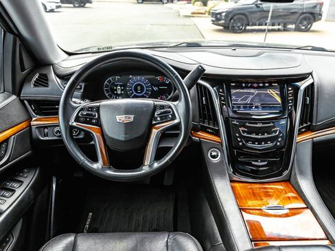 Used 2016 Cadillac Escalade Luxury AWD/4WD image 12