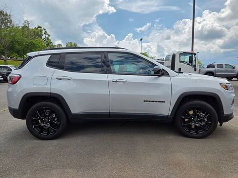 Used 2026 Jeep Compass Latitude AWD/4WD image 8
