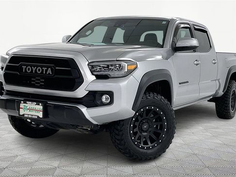 Used 2023 Toyota Tacoma TRD Off-Road image 3