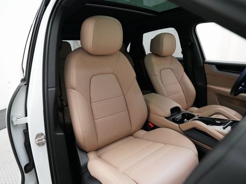 Used 2024 Porsche Cayenne image 30