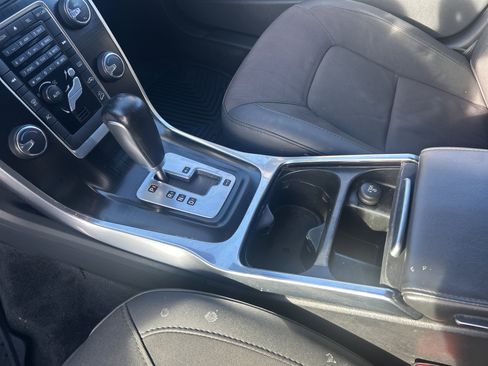 Used 2012 Volvo XC70 3.2 image 21