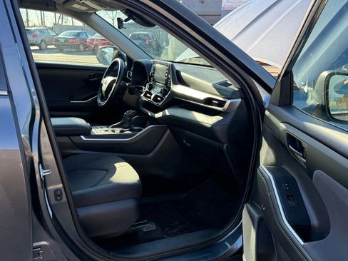 Used 2020 Toyota Highlander LE image 25