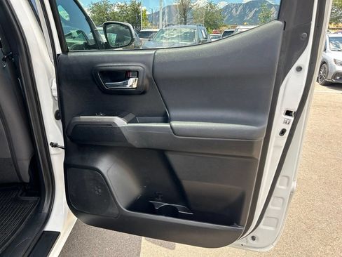 Used 2017 Toyota Tacoma TRD Off-Road AWD/4WD image 14