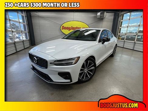 Used 2022 Volvo S60 B5 Momentum image 1