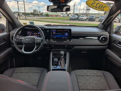 Used 2025 Chevrolet Colorado Z71 AWD/4WD image 13