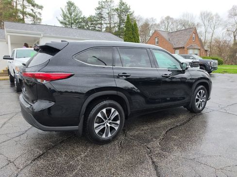 Used 2020 Toyota Highlander XLE AWD/4WD image 5