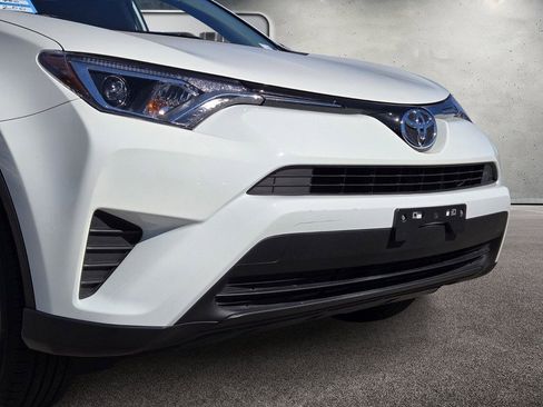 Used 2016 Toyota RAV4 LE image 9