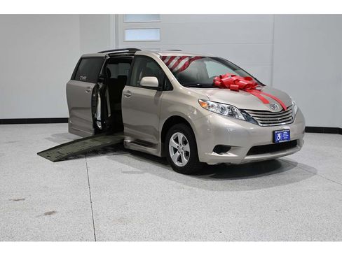 Used 2015 Toyota Sienna LE FWD image 2