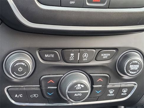 Used 2019 Jeep Cherokee Trailhawk image 25