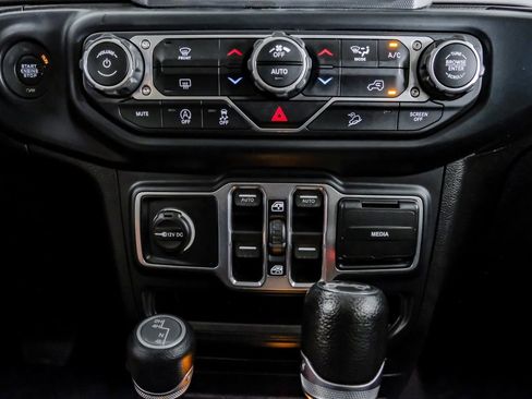 Used 2018 Jeep Wrangler Unlimited Sahara image 25