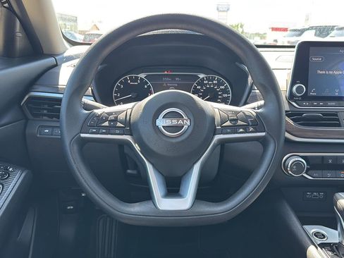 Used 2025 Nissan Altima 2.5 SV FWD image 9