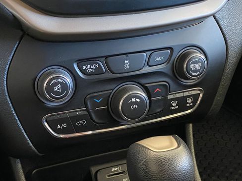 Used 2015 Jeep Cherokee Latitude w/ Cold Weather Group image 27