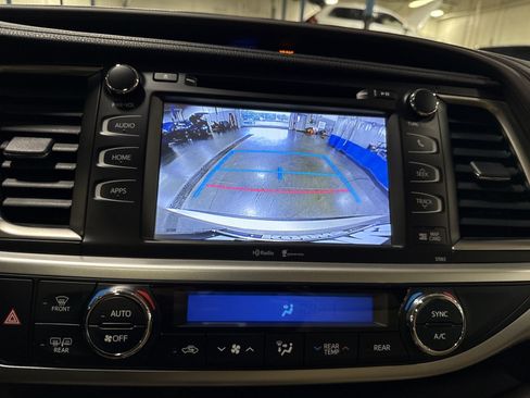 Used 2015 Toyota Highlander XLE AWD/4WD image 18