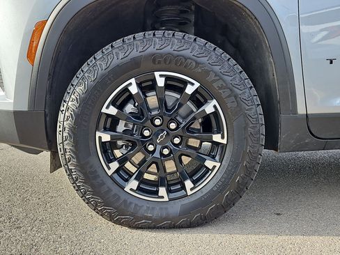 Used 2025 Chevrolet Traverse Z71 image 11