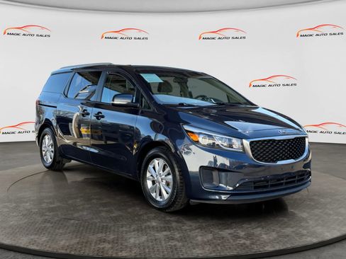 Used 2017 Kia Sedona LX w/ LX Essentials Premium Package image 5