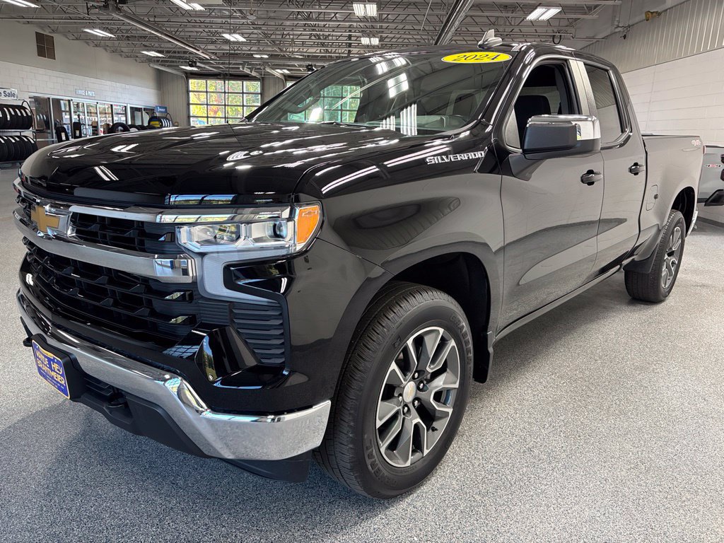 Used 2024 Chevrolet Silverado 1500 LT AWD/4WD image 3