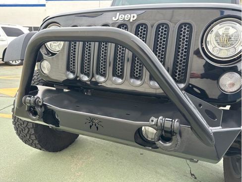 Used 2017 Jeep Wrangler Rubicon w/ Power Convenience Group AWD/4WD image 12