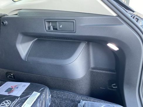 New 2025 Volkswagen Tiguan SE image 67