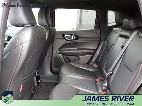 Used 2025 Jeep Compass Trailhawk AWD/4WD image 17