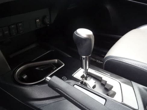 Used 2018 Toyota RAV4 Limited AWD/4WD image 17