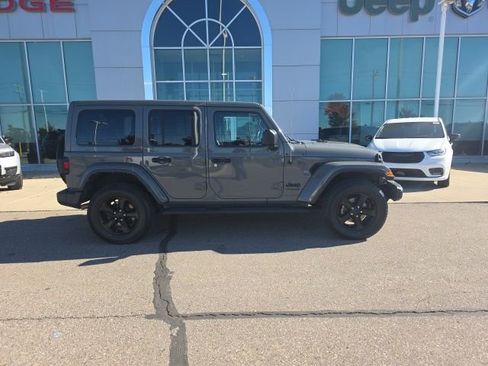 Used 2022 Jeep Wrangler Unlimited Sahara image 4