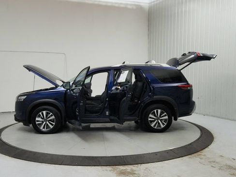 Used 2025 Nissan Pathfinder SL FWD image 12