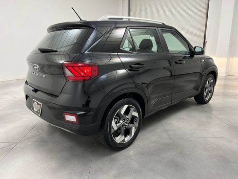 Used 2025 Hyundai Venue SEL FWD image 9