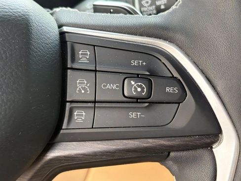 Used 2023 Jeep Grand Cherokee L Limited w/ Luxury Tech Group II RWD image 21