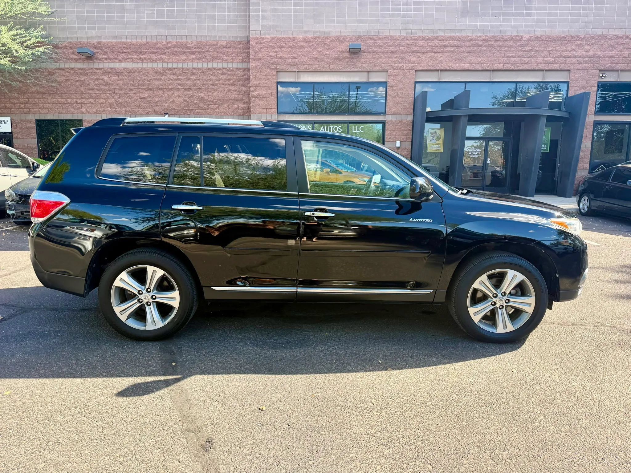 Used 2011 Toyota Highlander Limited w/ Tow Pkg AWD/4WD image 4