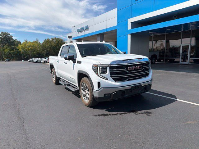 Used 2022 GMC Sierra 1500 SLT AWD/4WD image 2