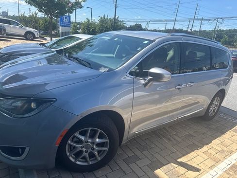 Used 2020 Chrysler Pacifica Touring-L FWD image 2