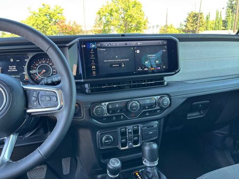 Used 2025 Jeep Wrangler Unlimited Sahara AWD/4WD image 14