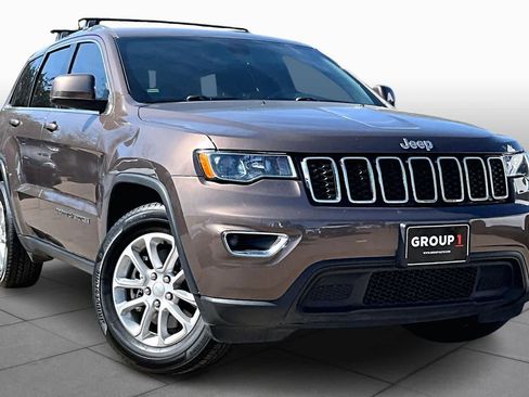 Used 2021 Jeep Grand Cherokee Laredo image 2