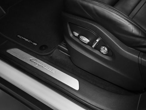Used 2020 Porsche Cayenne AWD/4WD image 19