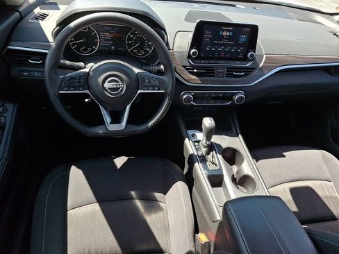 Used 2025 Nissan Altima 2.5 SV FWD image 11