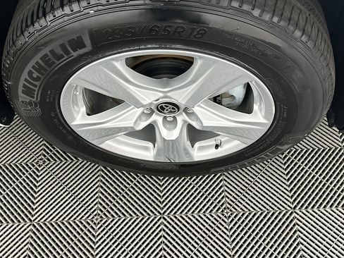 Used 2024 Toyota Highlander LE image 11