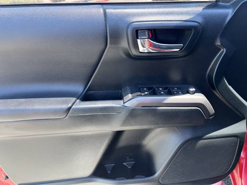 Used 2017 Toyota Tacoma TRD Sport AWD/4WD image 38