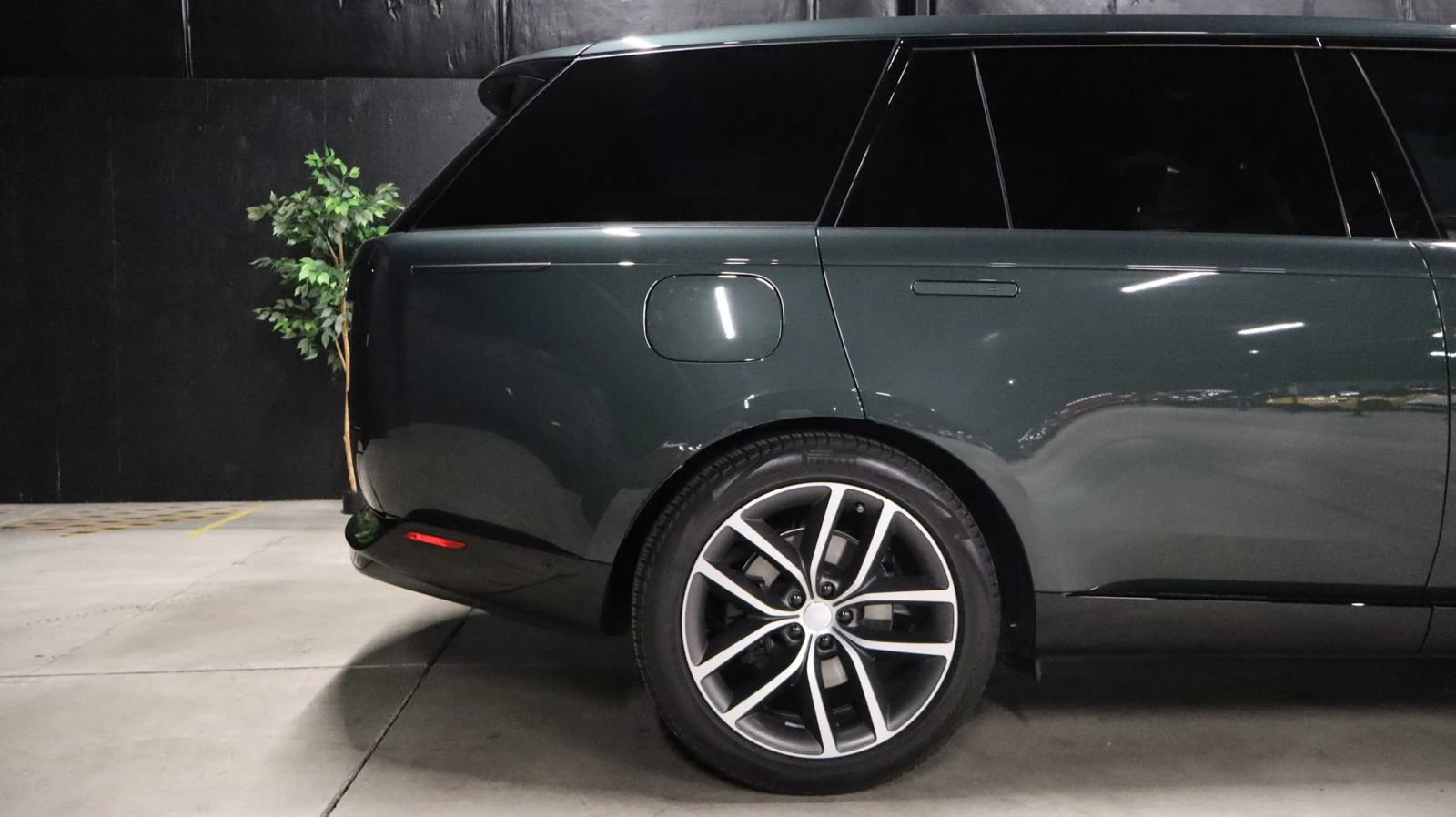 Used 2025 Land Rover Range Rover Long Wheelbase SE AWD/4WD image 17
