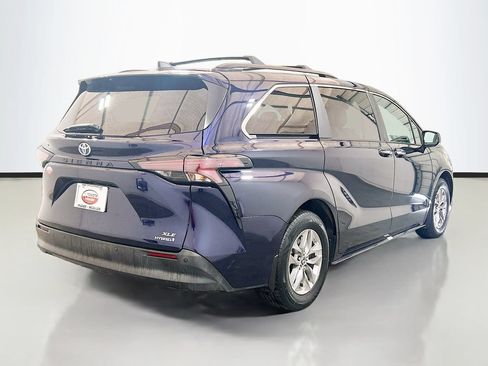 Used 2024 Toyota Sienna XLE FWD image 4