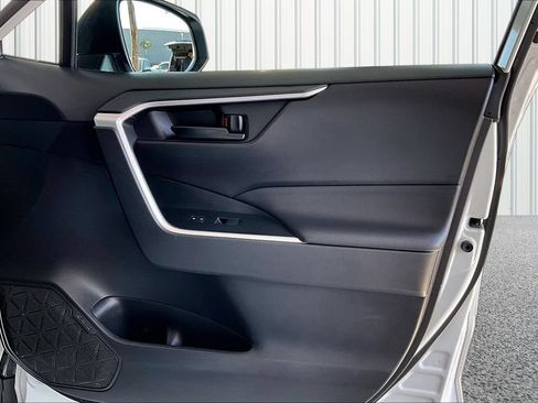 Used 2021 Toyota RAV4 LE FWD image 17