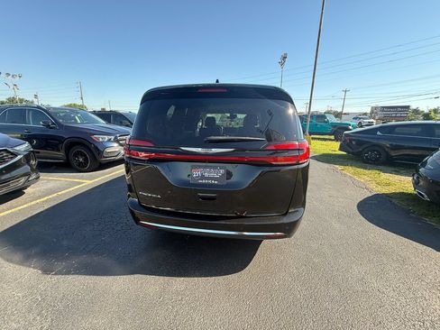 Used 2023 Chrysler Pacifica Touring-L FWD image 4